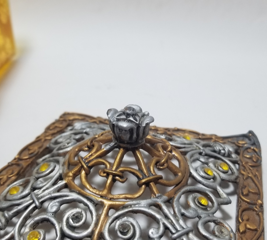 KABARTMA İŞÇİLİKLİ AVRUPA YAPIMI ANTİKA KAPAKLI CAM KUTU