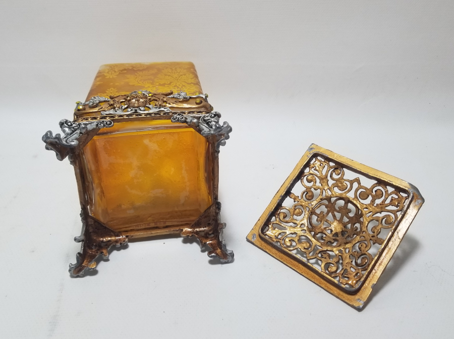 KABARTMA İŞÇİLİKLİ AVRUPA YAPIMI ANTİKA KAPAKLI CAM KUTU