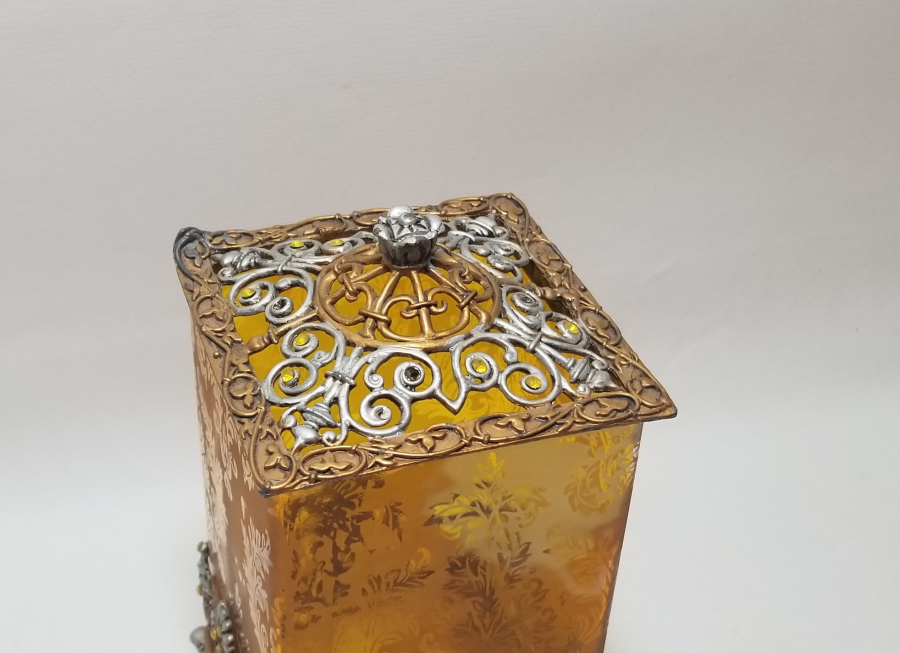 KABARTMA İŞÇİLİKLİ AVRUPA YAPIMI ANTİKA KAPAKLI CAM KUTU