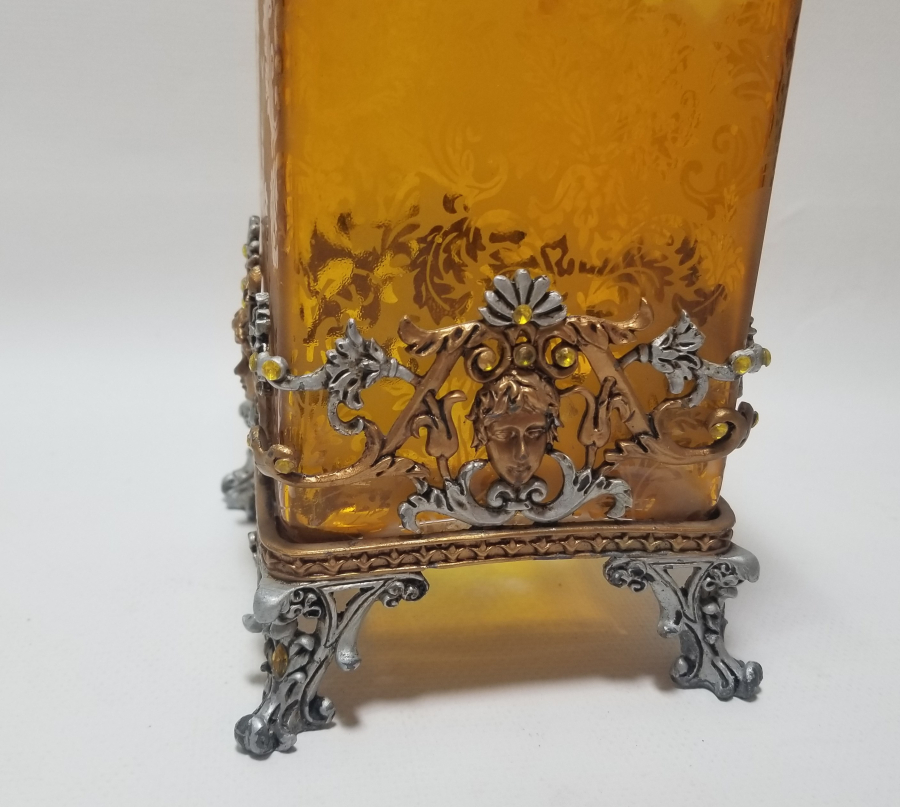 KABARTMA İŞÇİLİKLİ AVRUPA YAPIMI ANTİKA KAPAKLI CAM KUTU