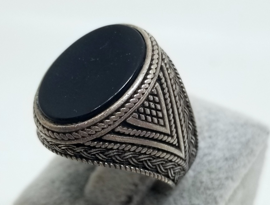 SİYAH AKİK TAŞLI KABARTMA İŞÇİLİKLİ GÜMÜŞ YÜZÜK