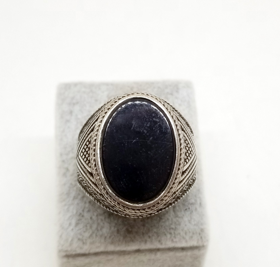 SİYAH AKİK TAŞLI KABARTMA İŞÇİLİKLİ GÜMÜŞ YÜZÜK