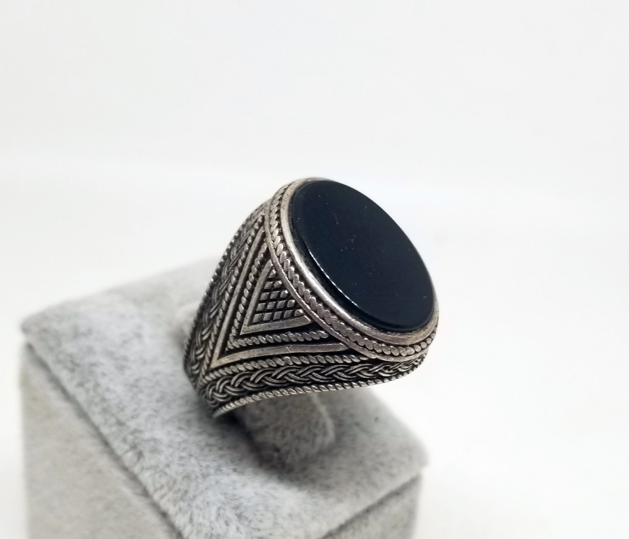SİYAH AKİK TAŞLI KABARTMA İŞÇİLİKLİ GÜMÜŞ YÜZÜK