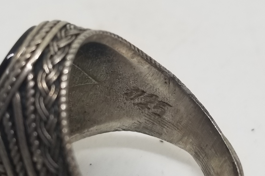 SİYAH AKİK TAŞLI KABARTMA İŞÇİLİKLİ GÜMÜŞ YÜZÜK