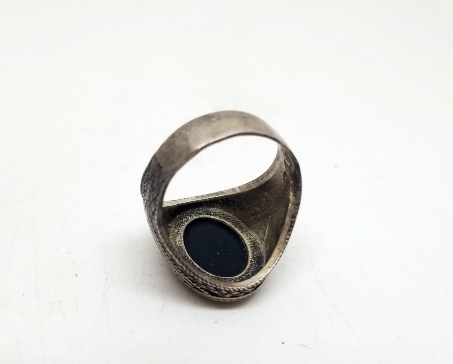 SİYAH AKİK TAŞLI KABARTMA İŞÇİLİKLİ GÜMÜŞ YÜZÜK