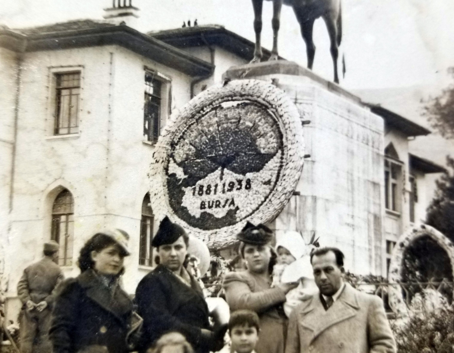 BURSA'DA 10 KASIM TÖRENLERİ KONULU SİYAH BEYAZ BURSA FOTOĞRAF