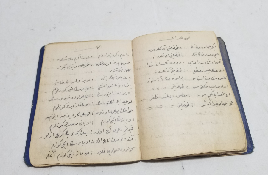İÇERİSİNDE KUDDUSİ AHMED EFENDİ VE AZİZ MAHMUD HUDAİ'DEN İLAHİLER BULUNAN EL YAZMA KİTAP