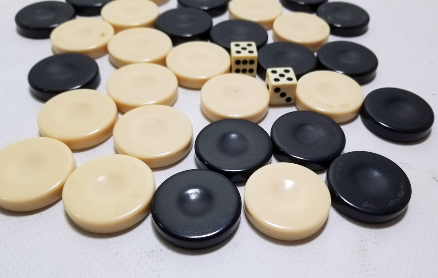 ANTİKA GALALİT TAM TAKIM TAVLA PULLARI VE BİR ÇİFT ZAR LOTU