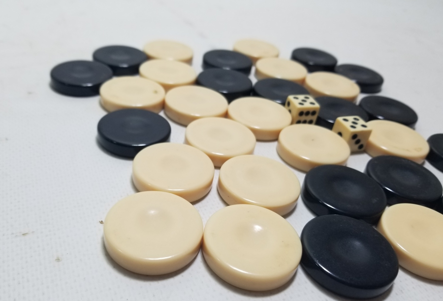 ANTİKA GALALİT TAM TAKIM TAVLA PULLARI VE BİR ÇİFT ZAR LOTU