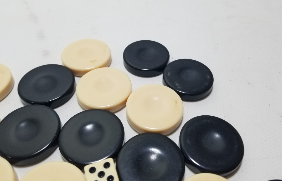 ANTİKA GALALİT TAM TAKIM TAVLA PULLARI VE BİR ÇİFT ZAR LOTU