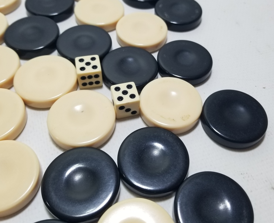 ANTİKA GALALİT TAM TAKIM TAVLA PULLARI VE BİR ÇİFT ZAR LOTU