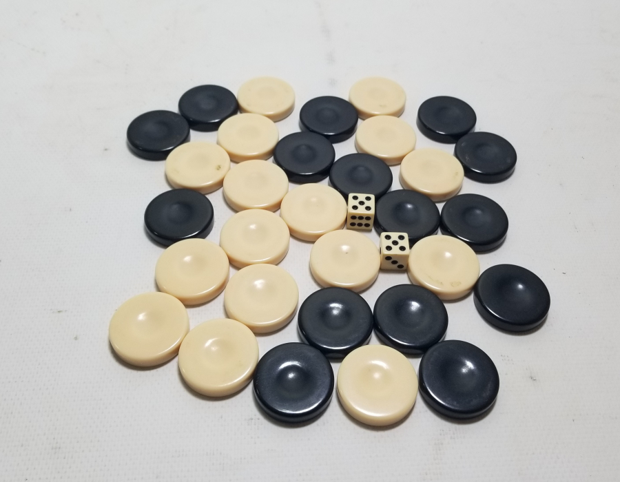 ANTİKA GALALİT TAM TAKIM TAVLA PULLARI VE BİR ÇİFT ZAR LOTU