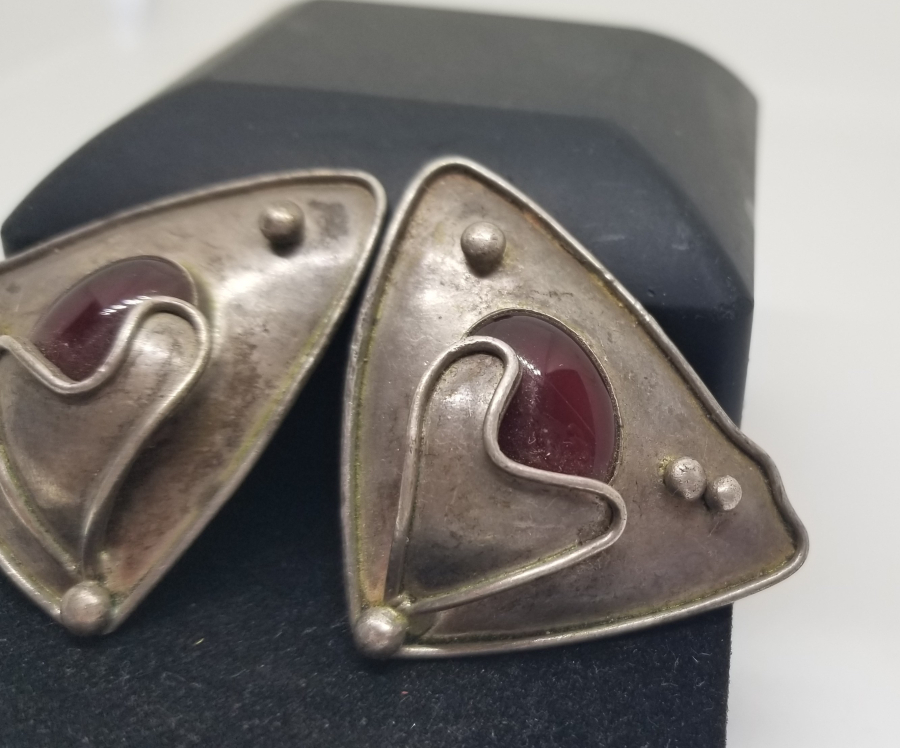 AKİK TAŞLI VE KALKAN FORMUNDA YAPILMIŞ ÖZEL DİZAYN GÜMÜŞ KÜPE