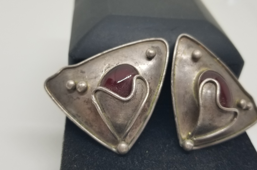 AKİK TAŞLI VE KALKAN FORMUNDA YAPILMIŞ ÖZEL DİZAYN GÜMÜŞ KÜPE