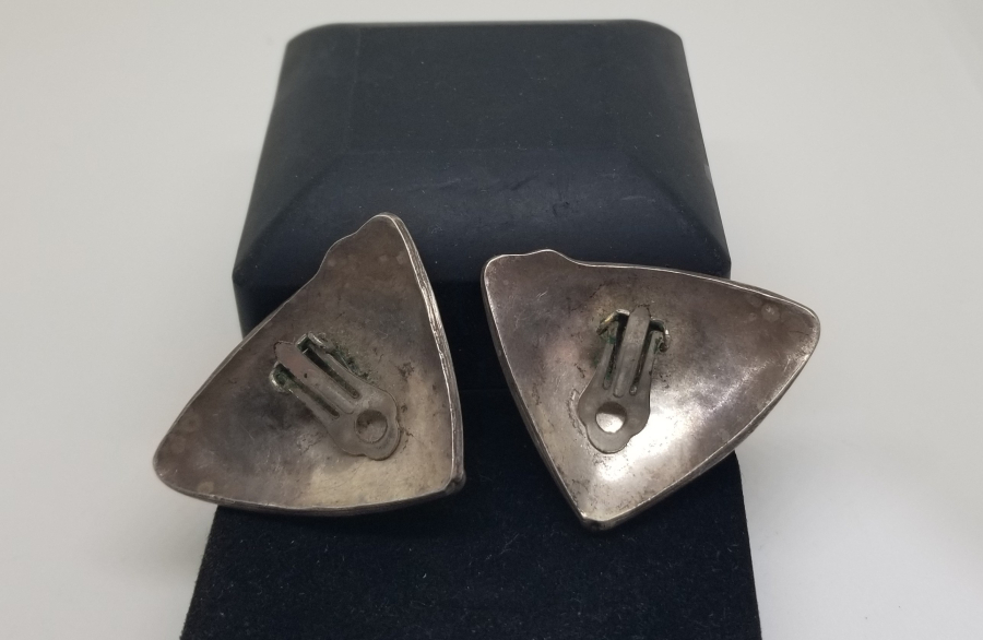 AKİK TAŞLI VE KALKAN FORMUNDA YAPILMIŞ ÖZEL DİZAYN GÜMÜŞ KÜPE