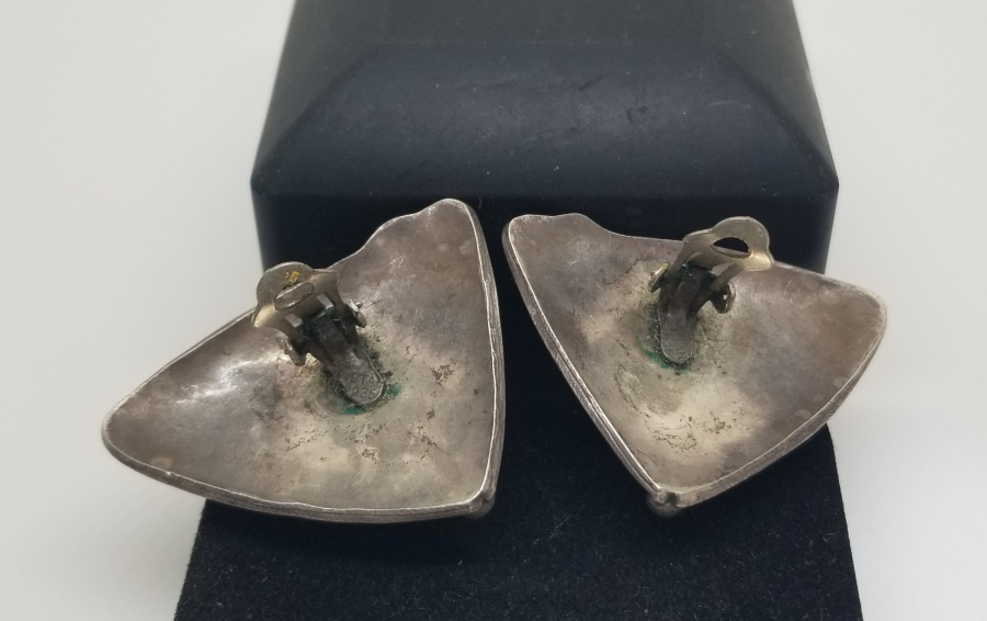 AKİK TAŞLI VE KALKAN FORMUNDA YAPILMIŞ ÖZEL DİZAYN GÜMÜŞ KÜPE