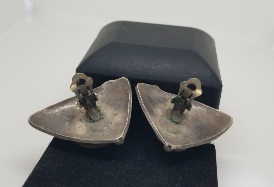 AKİK TAŞLI VE KALKAN FORMUNDA YAPILMIŞ ÖZEL DİZAYN GÜMÜŞ KÜPE