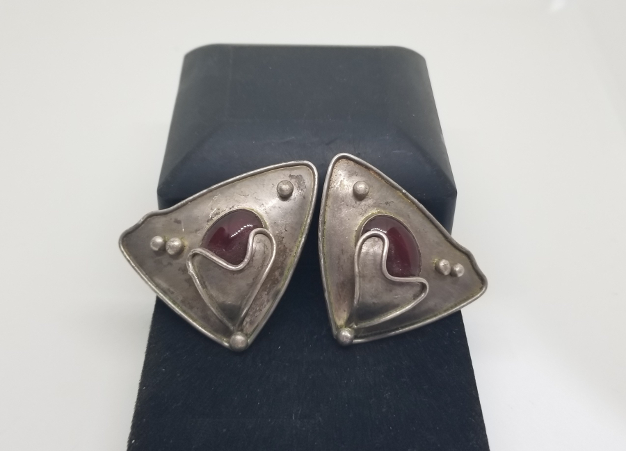 AKİK TAŞLI VE KALKAN FORMUNDA YAPILMIŞ ÖZEL DİZAYN GÜMÜŞ KÜPE