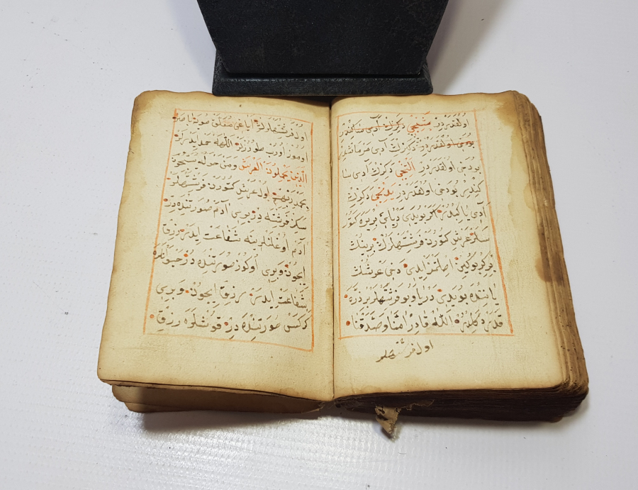 OSMANLI DÖNEMİ SAFRAN MÜREKKEBİ İLE YAZILMIŞ NADİR AKAİT KİTABI