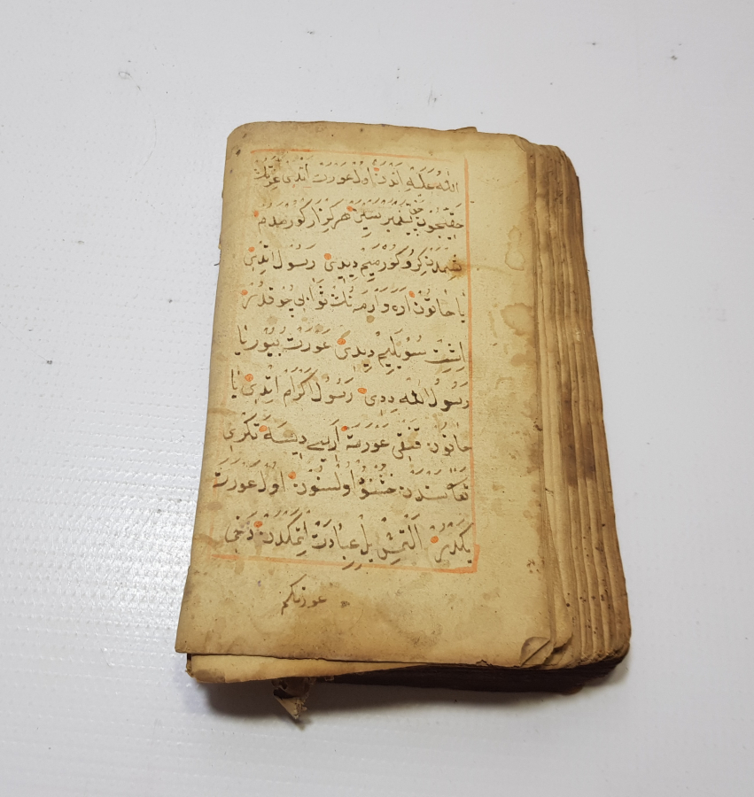 OSMANLI DÖNEMİ SAFRAN MÜREKKEBİ İLE YAZILMIŞ NADİR AKAİT KİTABI