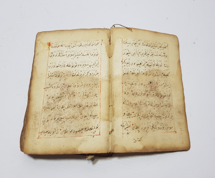 OSMANLI DÖNEMİ SAFRAN MÜREKKEBİ İLE YAZILMIŞ NADİR AKAİT KİTABI