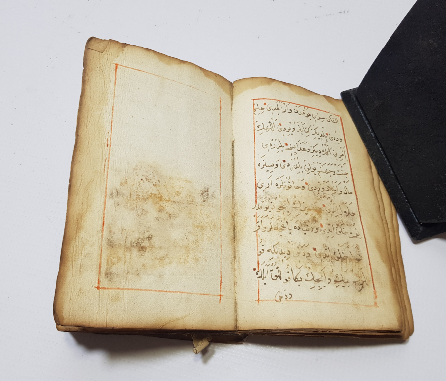 OSMANLI DÖNEMİ SAFRAN MÜREKKEBİ İLE YAZILMIŞ NADİR AKAİT KİTABI