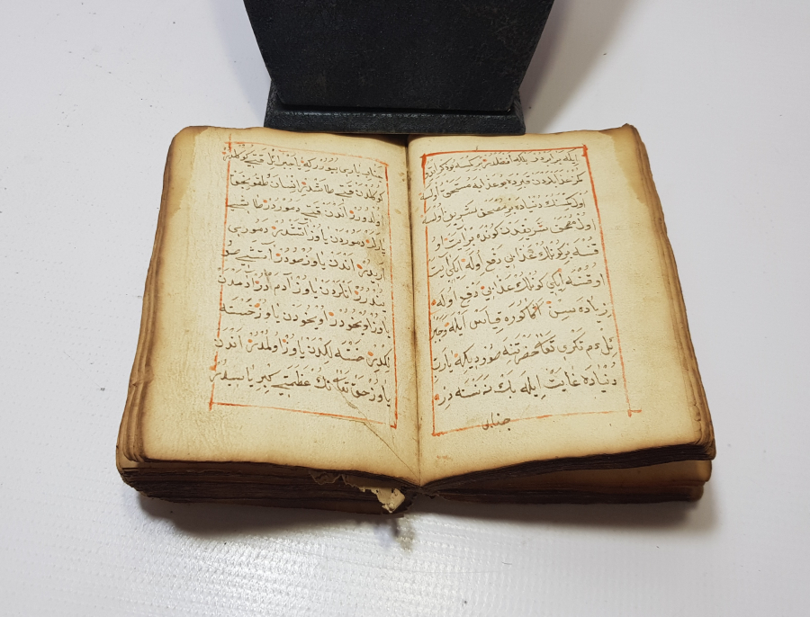 OSMANLI DÖNEMİ SAFRAN MÜREKKEBİ İLE YAZILMIŞ NADİR AKAİT KİTABI