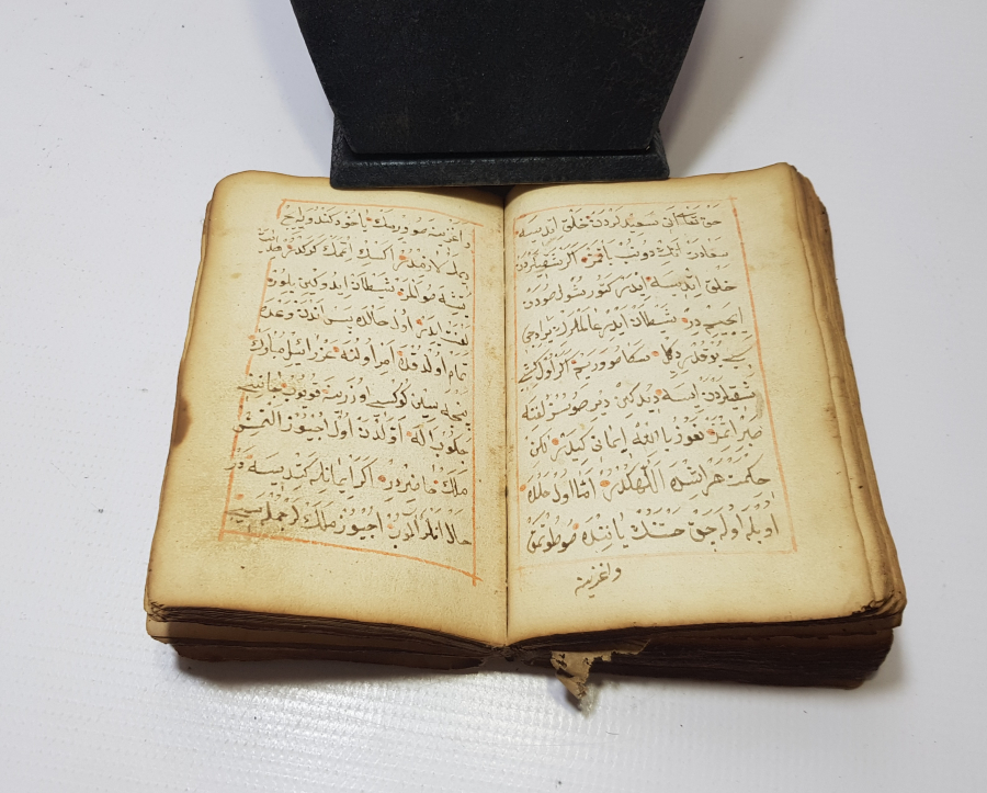 OSMANLI DÖNEMİ SAFRAN MÜREKKEBİ İLE YAZILMIŞ NADİR AKAİT KİTABI