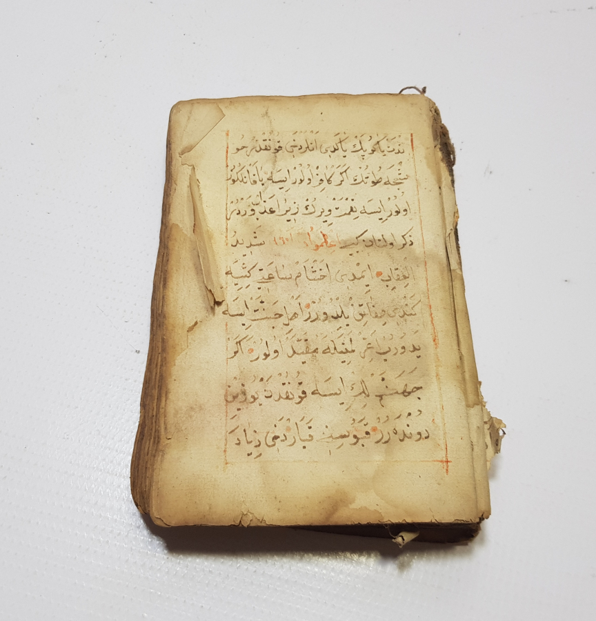 OSMANLI DÖNEMİ SAFRAN MÜREKKEBİ İLE YAZILMIŞ NADİR AKAİT KİTABI