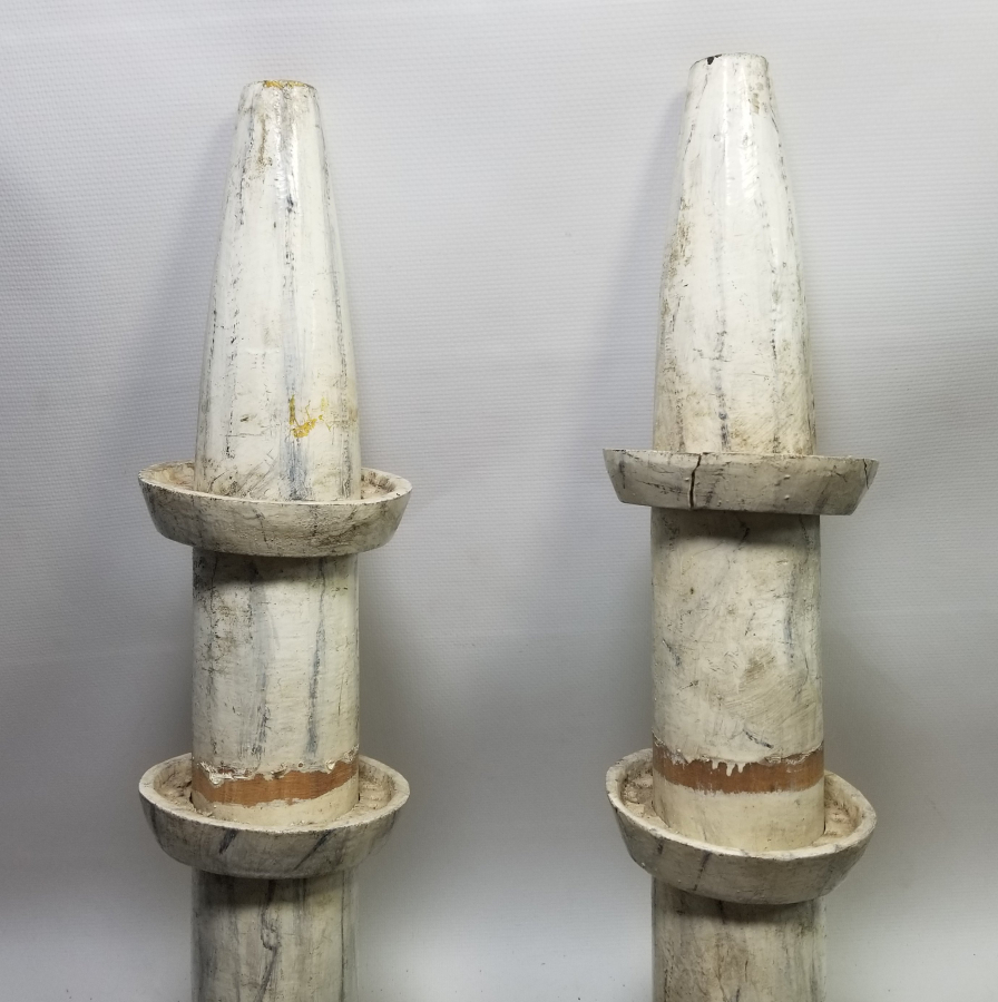 MİNARE FORMUNDA YAPILMIŞ OSMANLI DÖNEMİ İKİ ADET AHŞAP MİHRAP ŞAMDANI