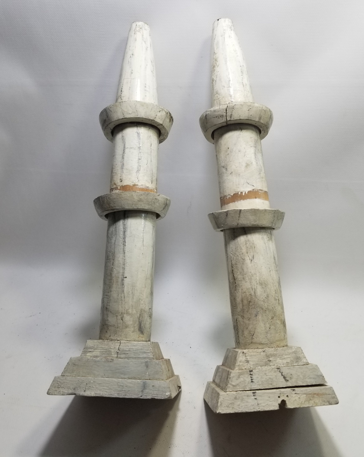 MİNARE FORMUNDA YAPILMIŞ OSMANLI DÖNEMİ İKİ ADET AHŞAP MİHRAP ŞAMDANI