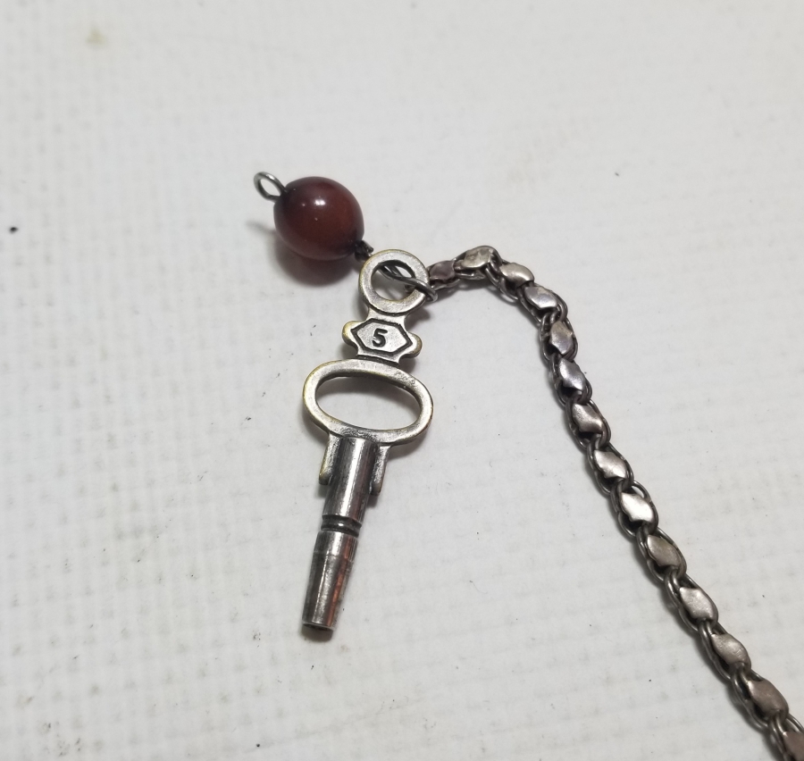 BAKLALI FORMDA YAPILMIŞ ANTİKA GÜMÜŞ CEP SAATİ KÖSTEĞİ