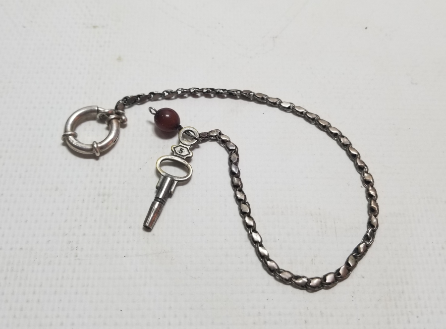 BAKLALI FORMDA YAPILMIŞ ANTİKA GÜMÜŞ CEP SAATİ KÖSTEĞİ