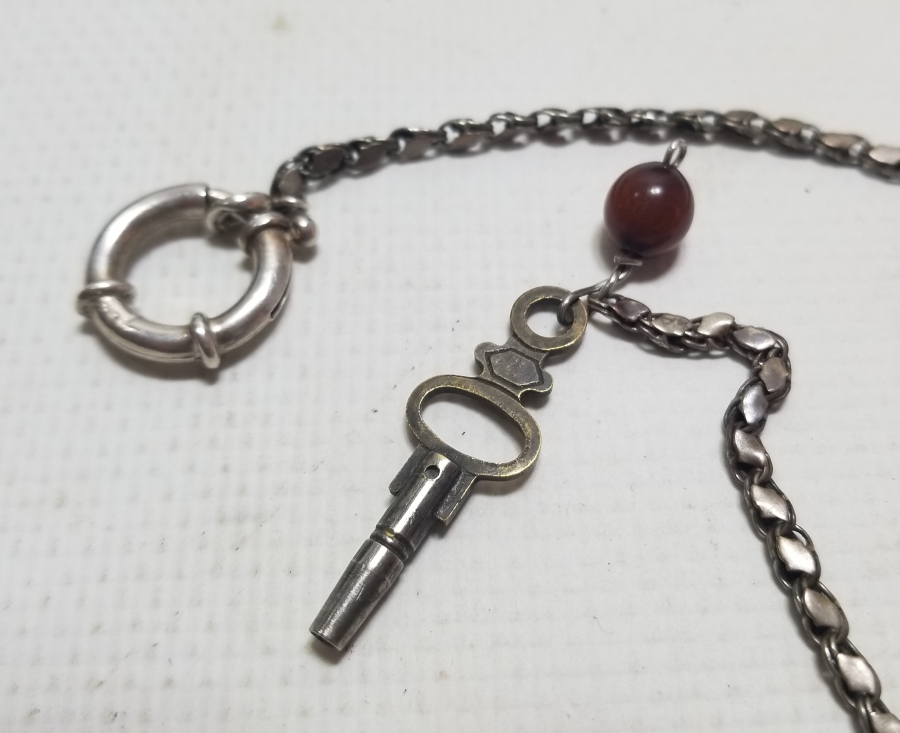 BAKLALI FORMDA YAPILMIŞ ANTİKA GÜMÜŞ CEP SAATİ KÖSTEĞİ