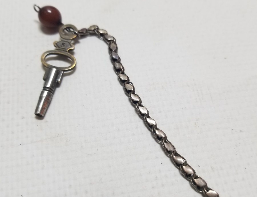 BAKLALI FORMDA YAPILMIŞ ANTİKA GÜMÜŞ CEP SAATİ KÖSTEĞİ