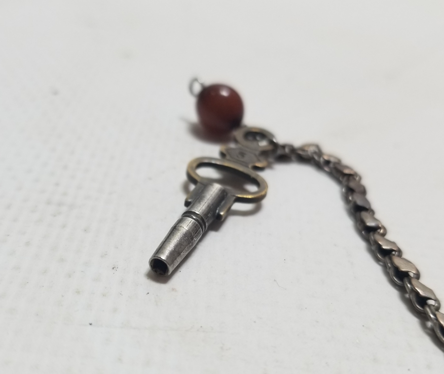 BAKLALI FORMDA YAPILMIŞ ANTİKA GÜMÜŞ CEP SAATİ KÖSTEĞİ