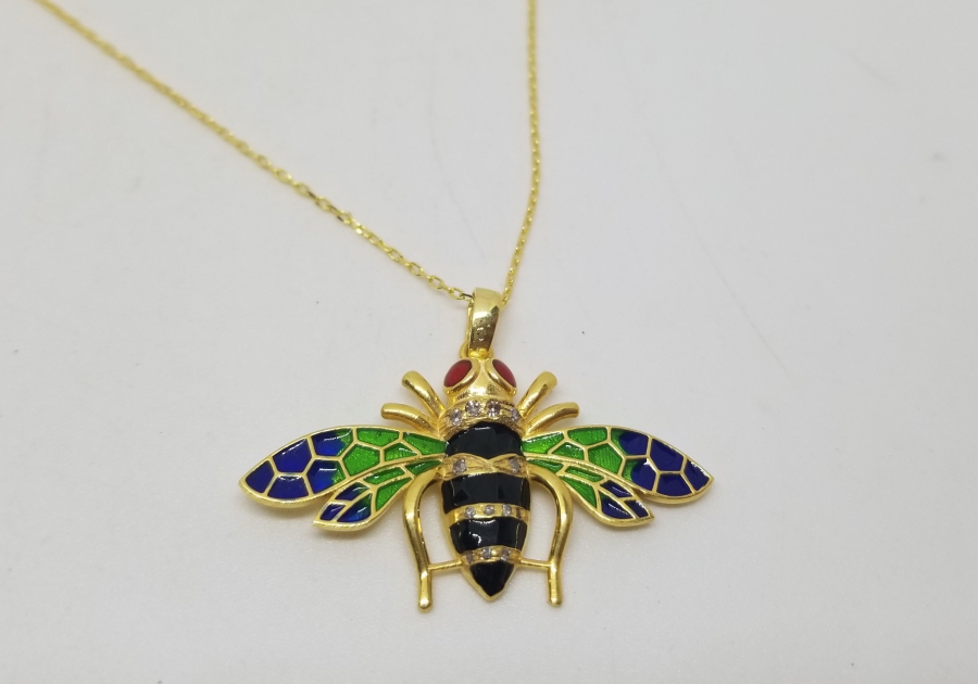 PIRLANTA TAŞLI ARI FORMLU MİNE İŞÇİLİKLİ ÖZEL YAPIM KOLYE