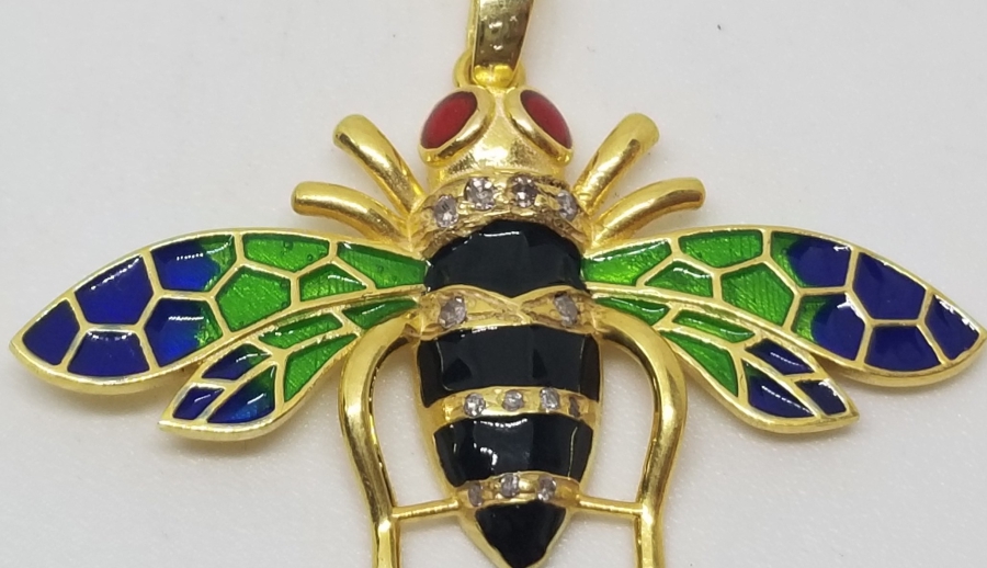 PIRLANTA TAŞLI ARI FORMLU MİNE İŞÇİLİKLİ ÖZEL YAPIM KOLYE