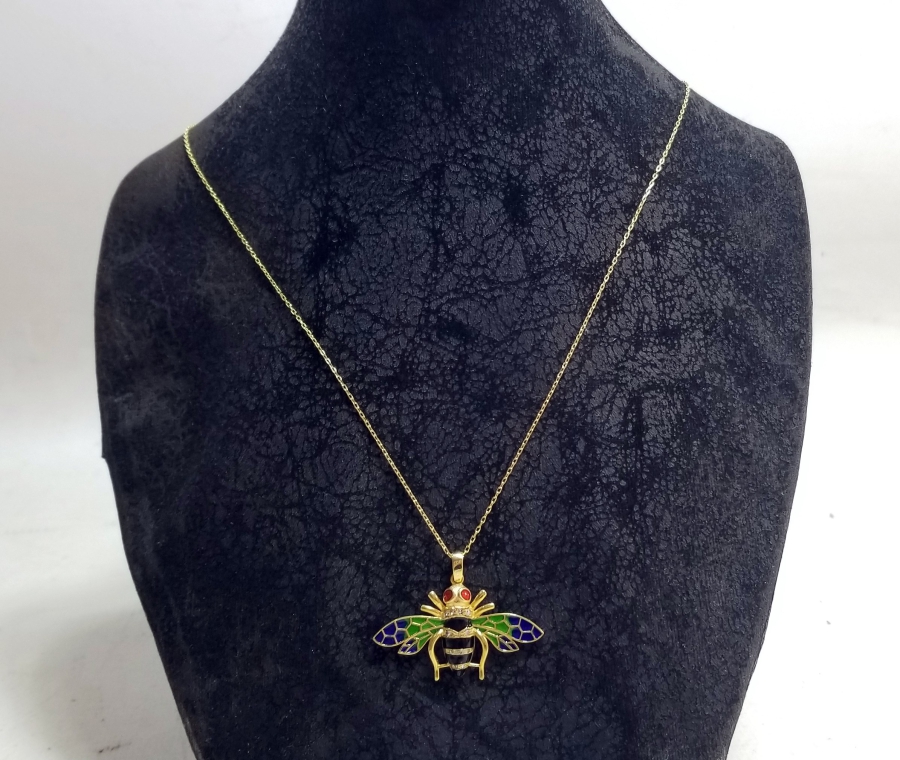 PIRLANTA TAŞLI ARI FORMLU MİNE İŞÇİLİKLİ ÖZEL YAPIM KOLYE