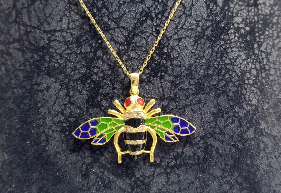 PIRLANTA TAŞLI ARI FORMLU MİNE İŞÇİLİKLİ ÖZEL YAPIM KOLYE