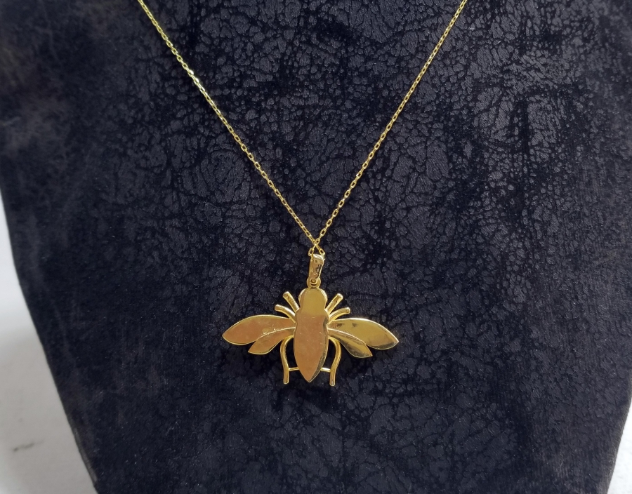 PIRLANTA TAŞLI ARI FORMLU MİNE İŞÇİLİKLİ ÖZEL YAPIM KOLYE