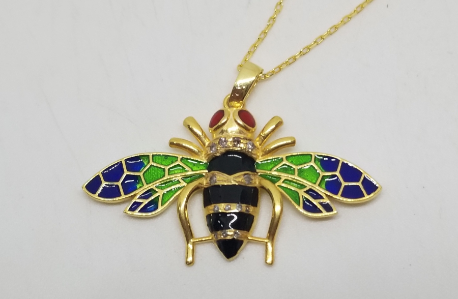 PIRLANTA TAŞLI ARI FORMLU MİNE İŞÇİLİKLİ ÖZEL YAPIM KOLYE