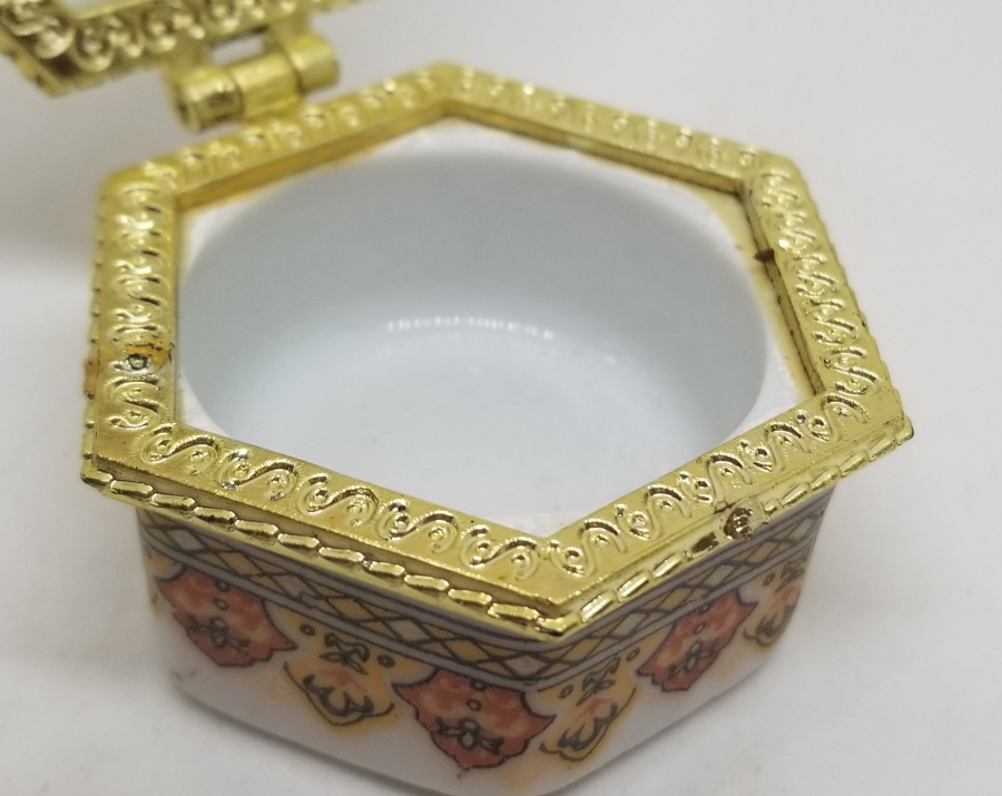 ÜZERİ YAZILI ANTİKA PORSELEN MÜCEVHER KUTUSU