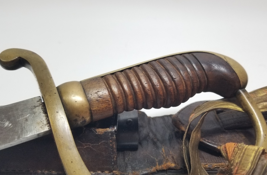 OSMANLI DÖNEMİ ORİJİNAL BEL ASKISI VE SIRMALI PÜSKÜLÜYLE ALLAH BİZİMLE YAZILI NADİR BOYDA TOPÇU KILICI - TOPÇU SUBAYI'NIN SON SAVUNMA KILICI