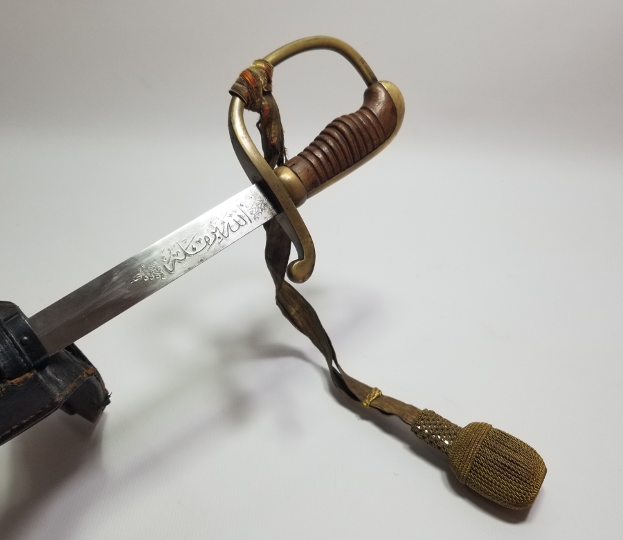 OSMANLI DÖNEMİ ORİJİNAL BEL ASKISI VE SIRMALI PÜSKÜLÜYLE ALLAH BİZİMLE YAZILI NADİR BOYDA TOPÇU KILICI - TOPÇU SUBAYI'NIN SON SAVUNMA KILICI