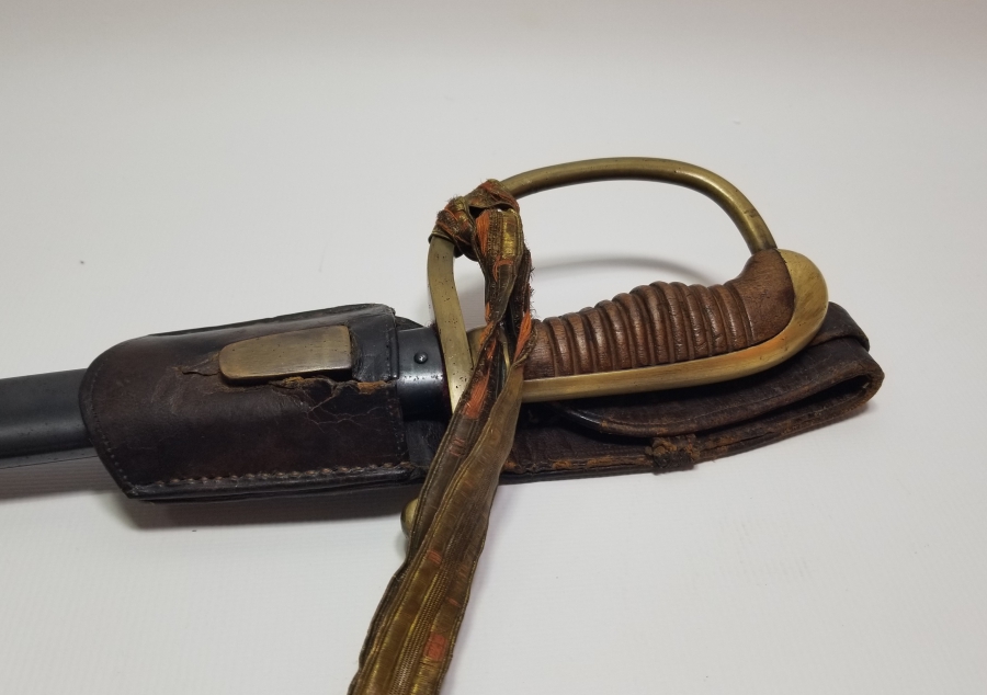 OSMANLI DÖNEMİ ORİJİNAL BEL ASKISI VE SIRMALI PÜSKÜLÜYLE ALLAH BİZİMLE YAZILI NADİR BOYDA TOPÇU KILICI - TOPÇU SUBAYI'NIN SON SAVUNMA KILICI