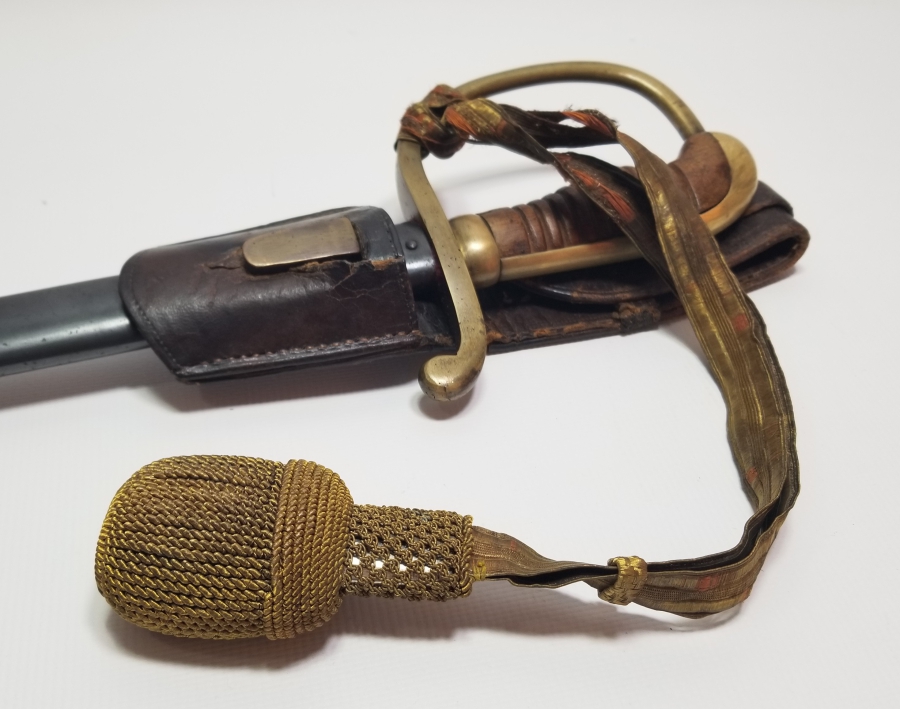 OSMANLI DÖNEMİ ORİJİNAL BEL ASKISI VE SIRMALI PÜSKÜLÜYLE ALLAH BİZİMLE YAZILI NADİR BOYDA TOPÇU KILICI - TOPÇU SUBAYI'NIN SON SAVUNMA KILICI