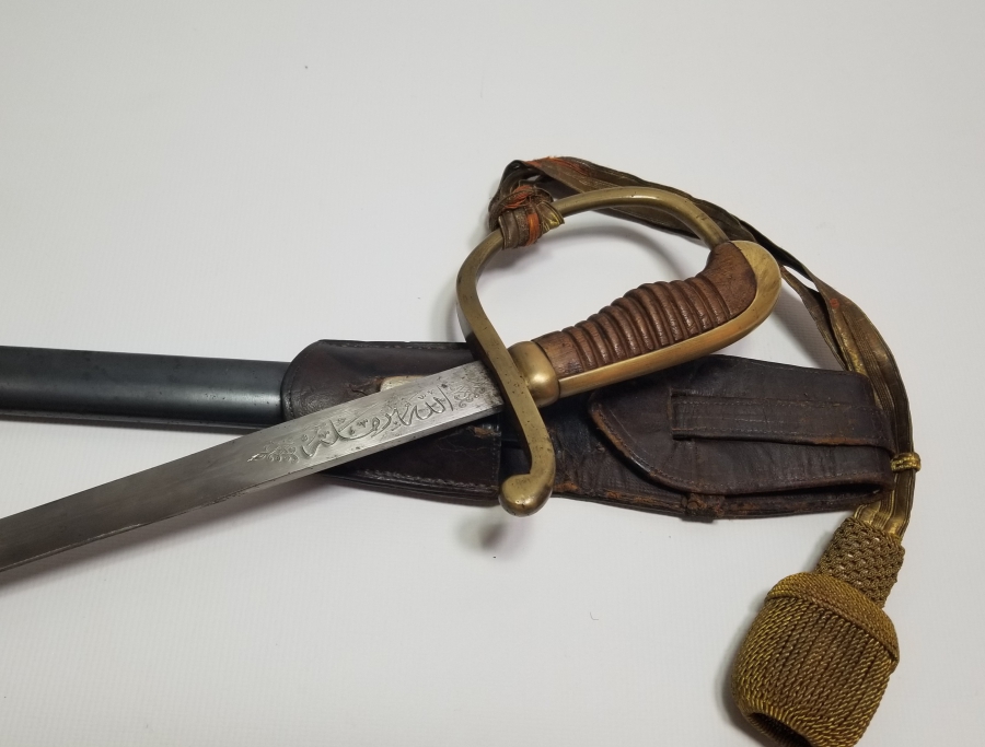 OSMANLI DÖNEMİ ORİJİNAL BEL ASKISI VE SIRMALI PÜSKÜLÜYLE ALLAH BİZİMLE YAZILI NADİR BOYDA TOPÇU KILICI - TOPÇU SUBAYI'NIN SON SAVUNMA KILICI