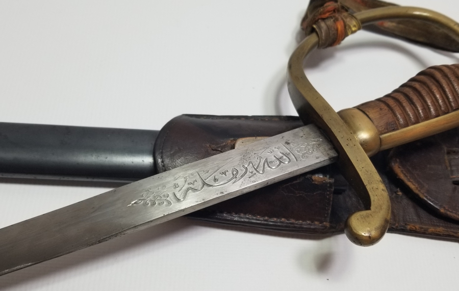 OSMANLI DÖNEMİ ORİJİNAL BEL ASKISI VE SIRMALI PÜSKÜLÜYLE ALLAH BİZİMLE YAZILI NADİR BOYDA TOPÇU KILICI - TOPÇU SUBAYI'NIN SON SAVUNMA KILICI