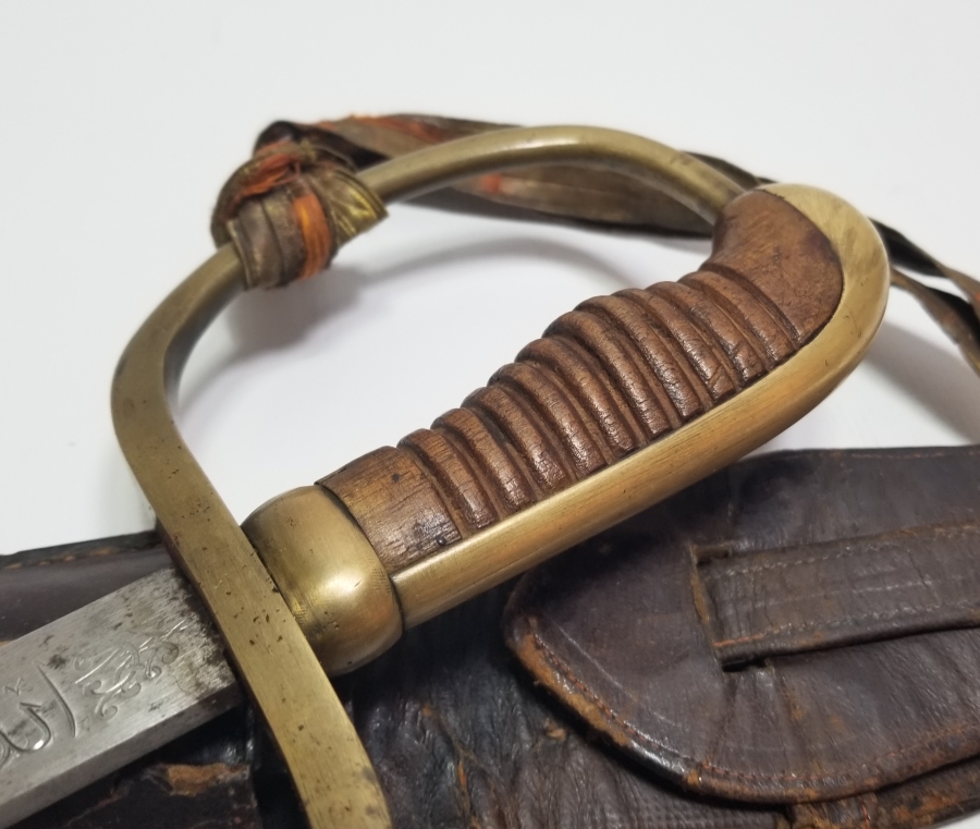 OSMANLI DÖNEMİ ORİJİNAL BEL ASKISI VE SIRMALI PÜSKÜLÜYLE ALLAH BİZİMLE YAZILI NADİR BOYDA TOPÇU KILICI - TOPÇU SUBAYI'NIN SON SAVUNMA KILICI